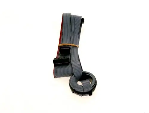Flaches Kabel von Bosch, grau, aufgerollt und mit einem Gummiband zusammengehalten. Die Enden sind mit Steckverbindern ausgestattet.